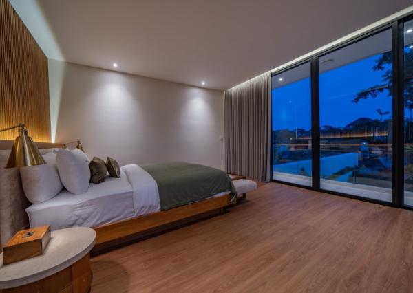 Štvorizbová moderná vila s kinom v Umalas