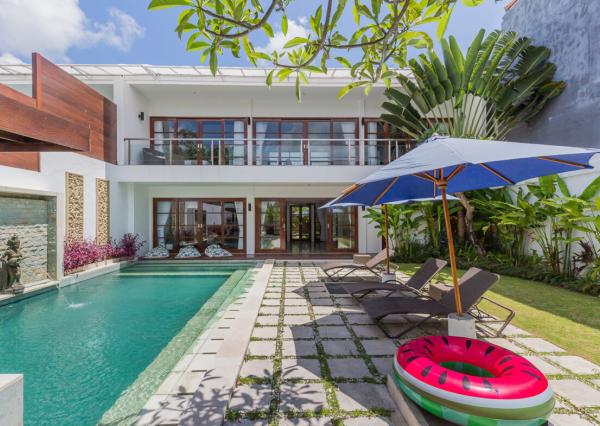 Moderná minimalistická 3-spálňová vila v Seminyak
