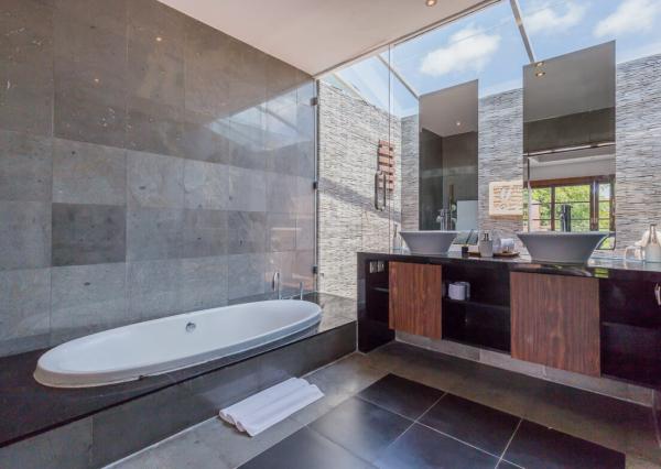 Moderná minimalistická 3-spálňová vila v Seminyak