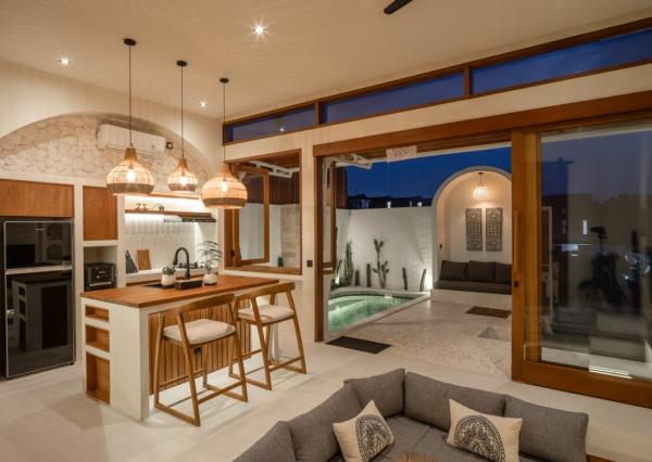 Moderná tropická jednoizbová vila blízko pláže v Cemagi