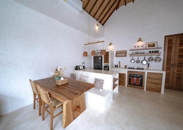 Útulná minimalistická 1-izbová vila na pláži v Kedungu