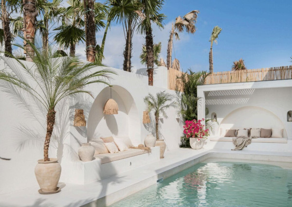 Moderná biela vila s 3 spálňami v centrálnej časti Uluwatu