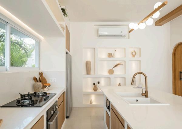 Moderná biela vila s 3 spálňami v centrálnej časti Uluwatu