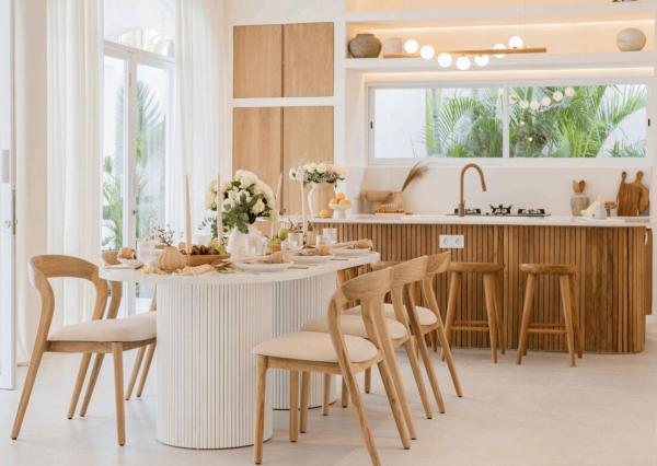 Moderná biela vila s 3 spálňami v centrálnej časti Uluwatu