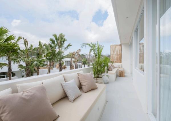 Moderná biela vila s 3 spálňami v centrálnej časti Uluwatu