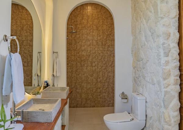 Trojspálňová vila v stredomorskom štýle v kopcoch Jimbaran