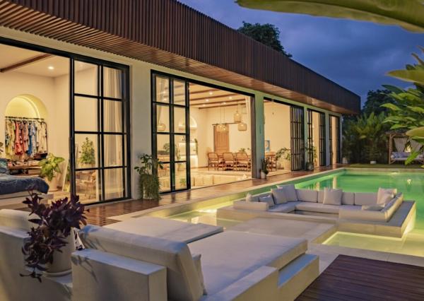 Trojspálňová vila v stredomorskom štýle v kopcoch Jimbaran