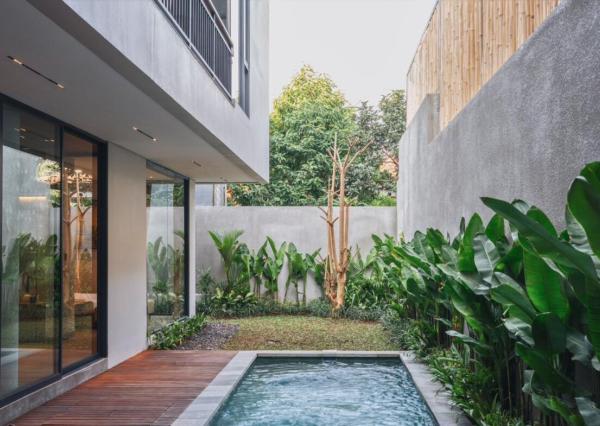 Nová moderná trojspálňová vila so strešnou terasou v Canggu