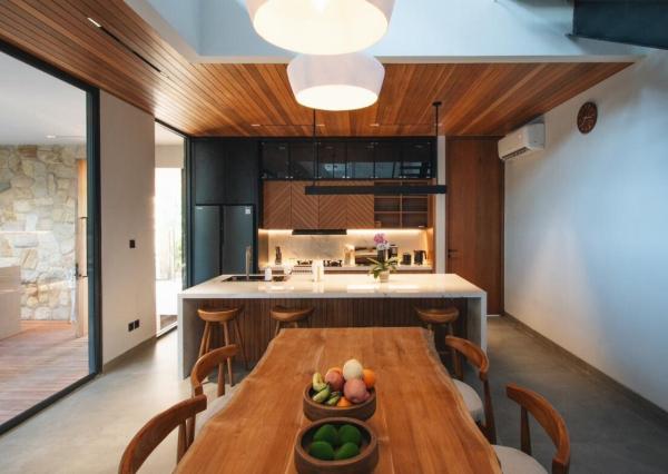 Nová moderná trojspálňová vila so strešnou terasou v Canggu