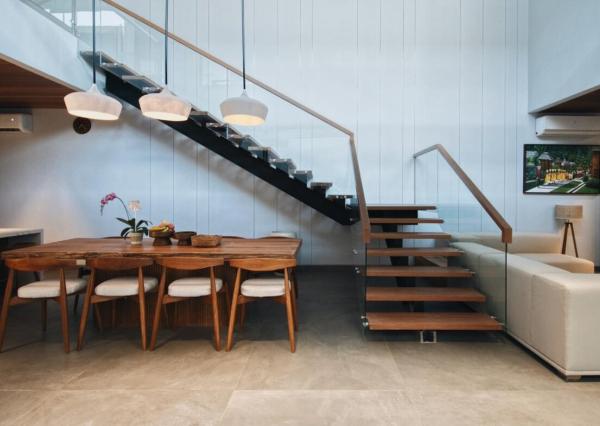 Nová moderná trojspálňová vila so strešnou terasou v Canggu