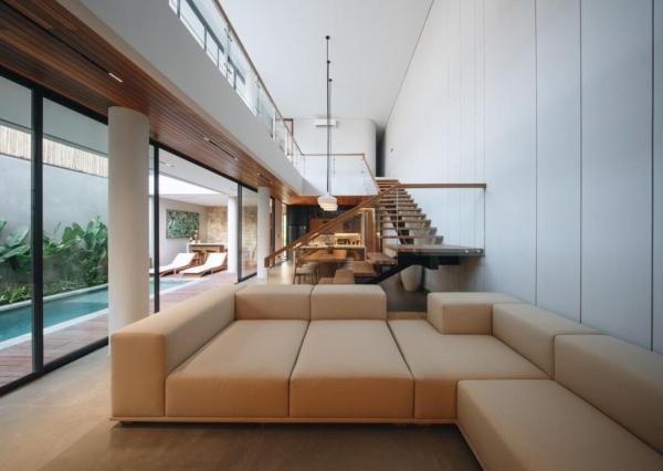 Nová moderná trojspálňová vila so strešnou terasou v Canggu