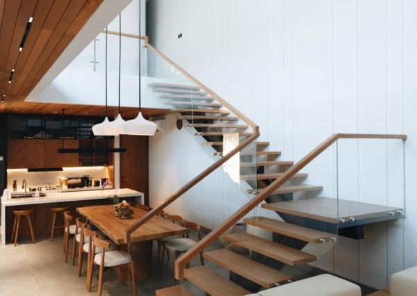 Nová moderná trojspálňová vila so strešnou terasou v Canggu