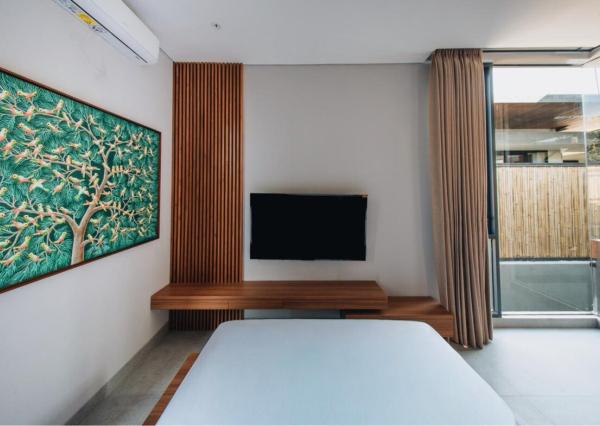 Nová moderná trojspálňová vila so strešnou terasou v Canggu