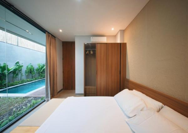 Nová moderná trojspálňová vila so strešnou terasou v Canggu