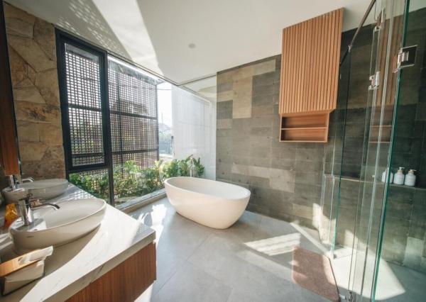 Nová moderná trojspálňová vila so strešnou terasou v Canggu