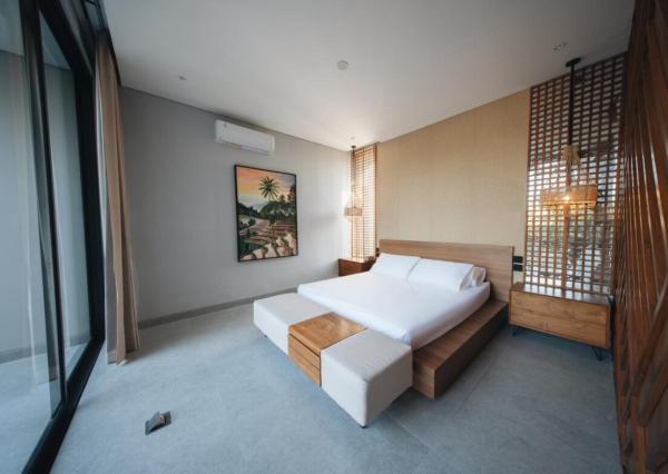 Nová moderná trojspálňová vila so strešnou terasou v Canggu