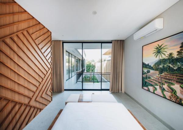 Nová moderná trojspálňová vila so strešnou terasou v Canggu