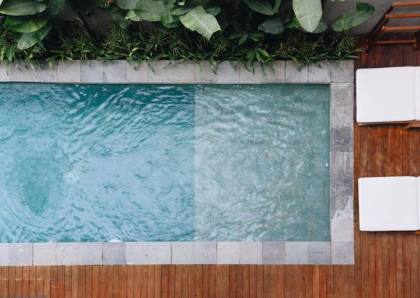 Nová moderná trojspálňová vila so strešnou terasou v Canggu