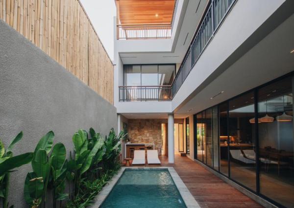 Nová moderná trojspálňová vila so strešnou terasou v Canggu