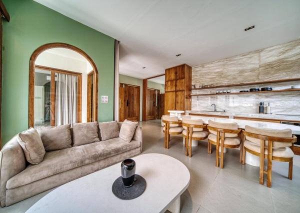 Tropická vila s 3 spálňami a strešnou terasou v Tumbak Bayuh