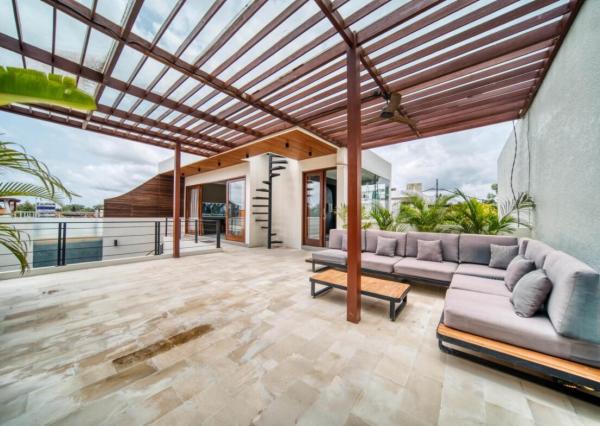 Tropická vila s 3 spálňami a strešnou terasou v Tumbak Bayuh