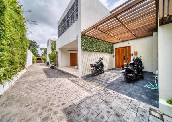 Tropická vila s 3 spálňami a strešnou terasou v Tumbak Bayuh