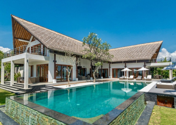 Plážová vila na útese s výhľadom na oceán v severnom Bali