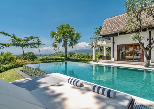 Plážová vila na útese s výhľadom na oceán v severnom Bali