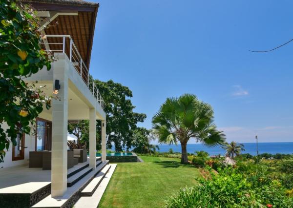 Plážová vila na útese s výhľadom na oceán v severnom Bali