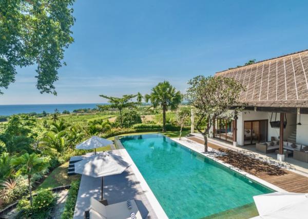 Plážová vila na útese s výhľadom na oceán v severnom Bali