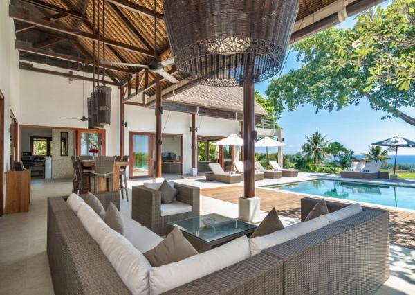 Plážová vila na útese s výhľadom na oceán v severnom Bali