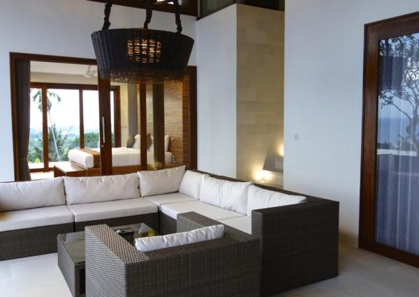 Plážová vila na útese s výhľadom na oceán v severnom Bali