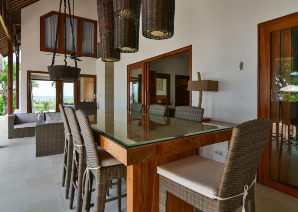 Plážová vila na útese s výhľadom na oceán v severnom Bali