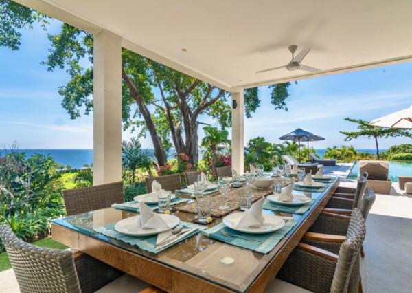 Plážová vila na útese s výhľadom na oceán v severnom Bali