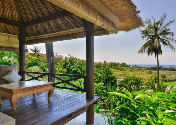 Plážová vila na útese s výhľadom na oceán v severnom Bali