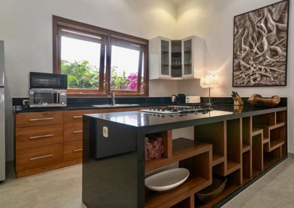 Plážová vila na útese s výhľadom na oceán v severnom Bali