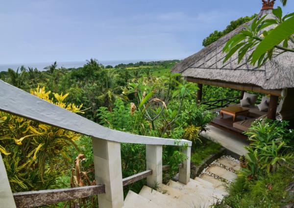 Plážová vila na útese s výhľadom na oceán v severnom Bali