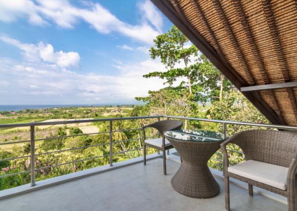 Plážová vila na útese s výhľadom na oceán v severnom Bali