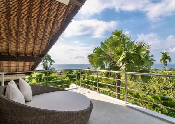 Plážová vila na útese s výhľadom na oceán v severnom Bali
