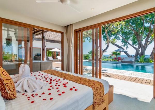 Plážová vila na útese s výhľadom na oceán v severnom Bali