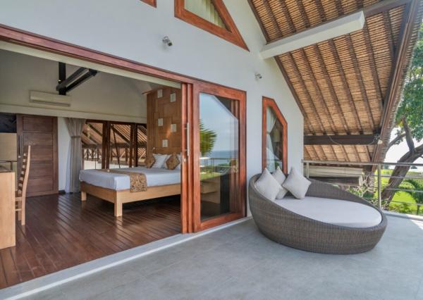 Plážová vila na útese s výhľadom na oceán v severnom Bali