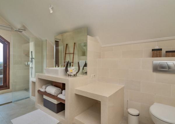 Plážová vila na útese s výhľadom na oceán v severnom Bali