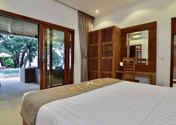 Plážová vila na útese s výhľadom na oceán v severnom Bali