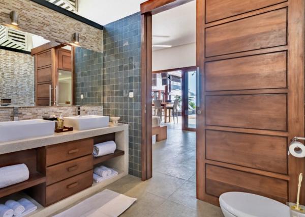 Plážová vila na útese s výhľadom na oceán v severnom Bali