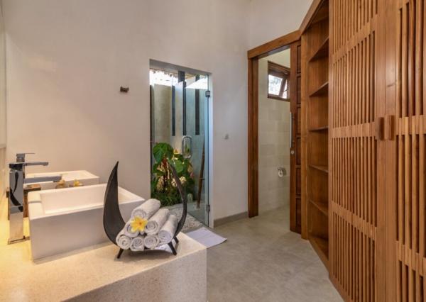 Plážová vila na útese s výhľadom na oceán v severnom Bali